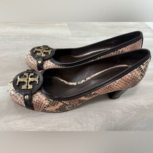 Tory Burch Black/Tan Reva snakeskin print heel Logo size 9 1/2
